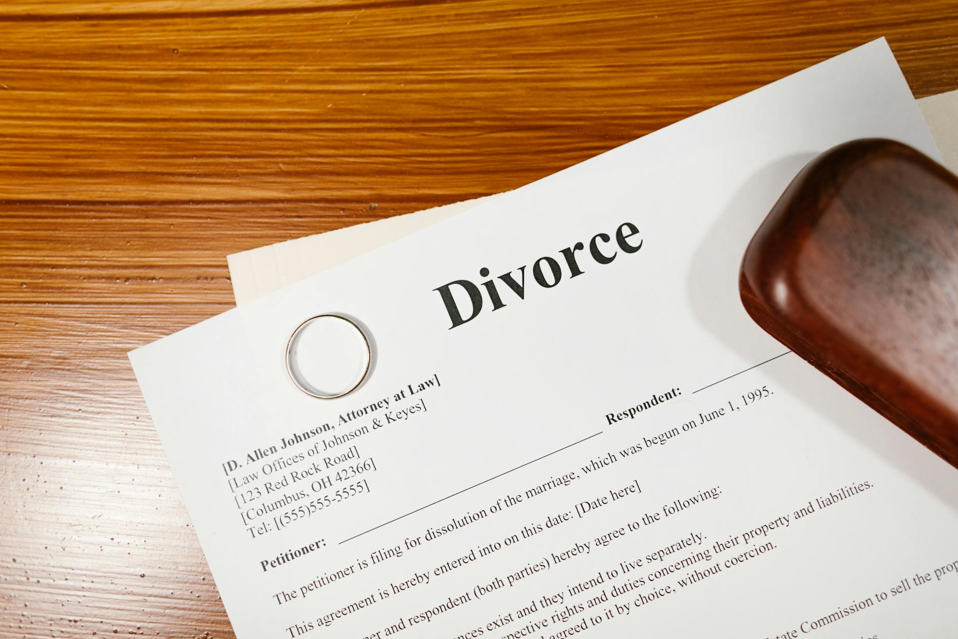 Divorce papers on a desk | Source: Pexels