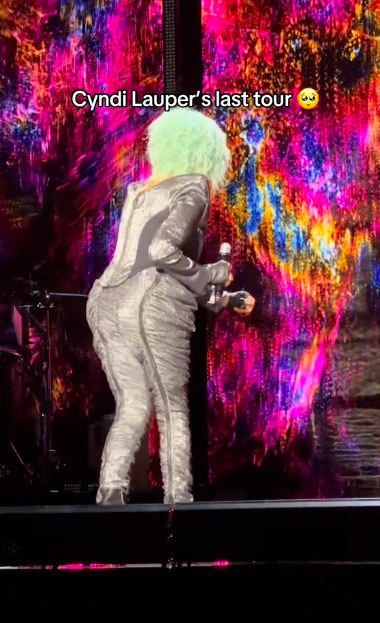 Cyndi Lauper during her performance. | Source: TikTok/@LuisPenaloza95