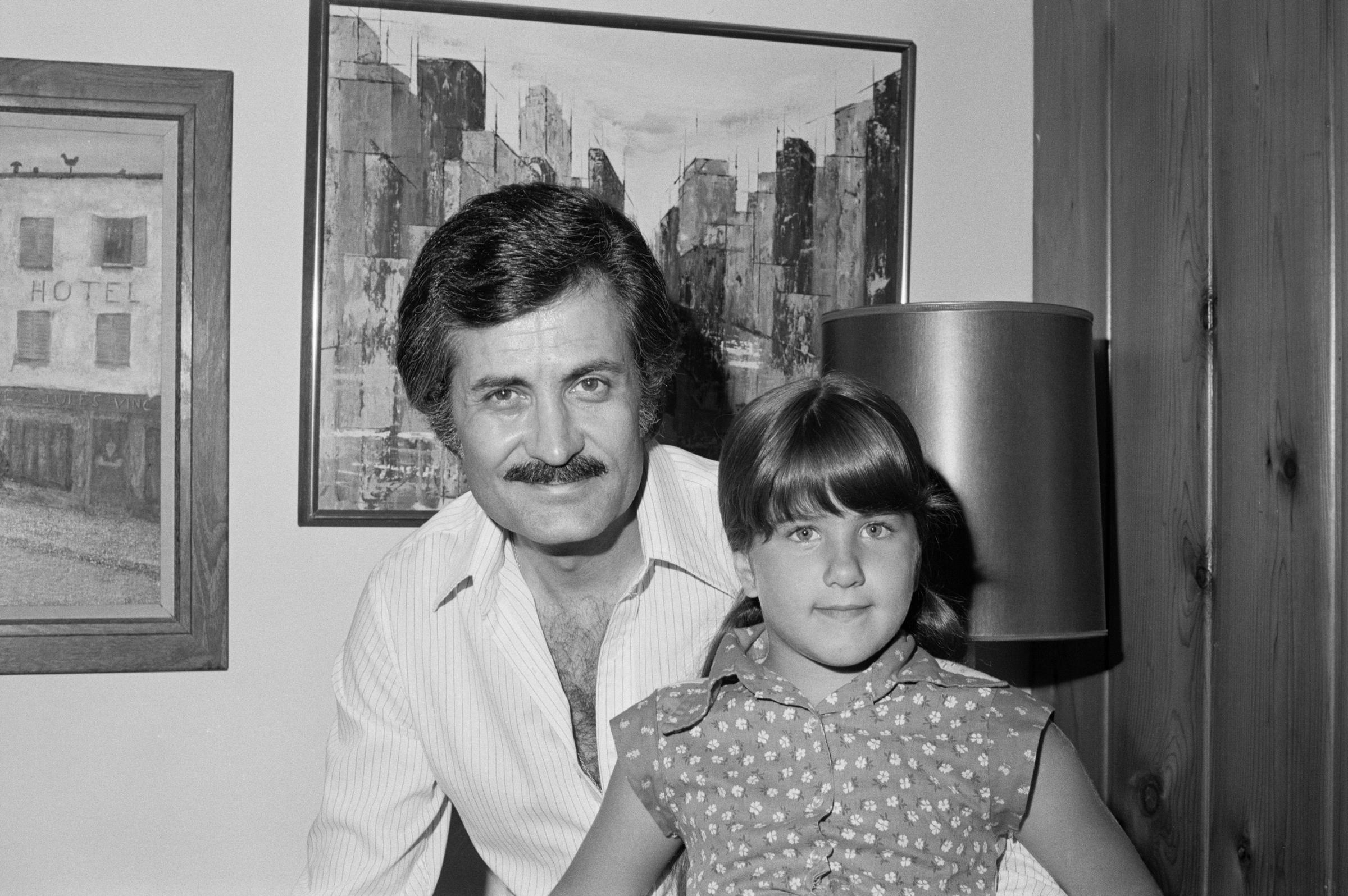 The actress with her father at home in Los Angeles in 1975 | Source: Getty Images