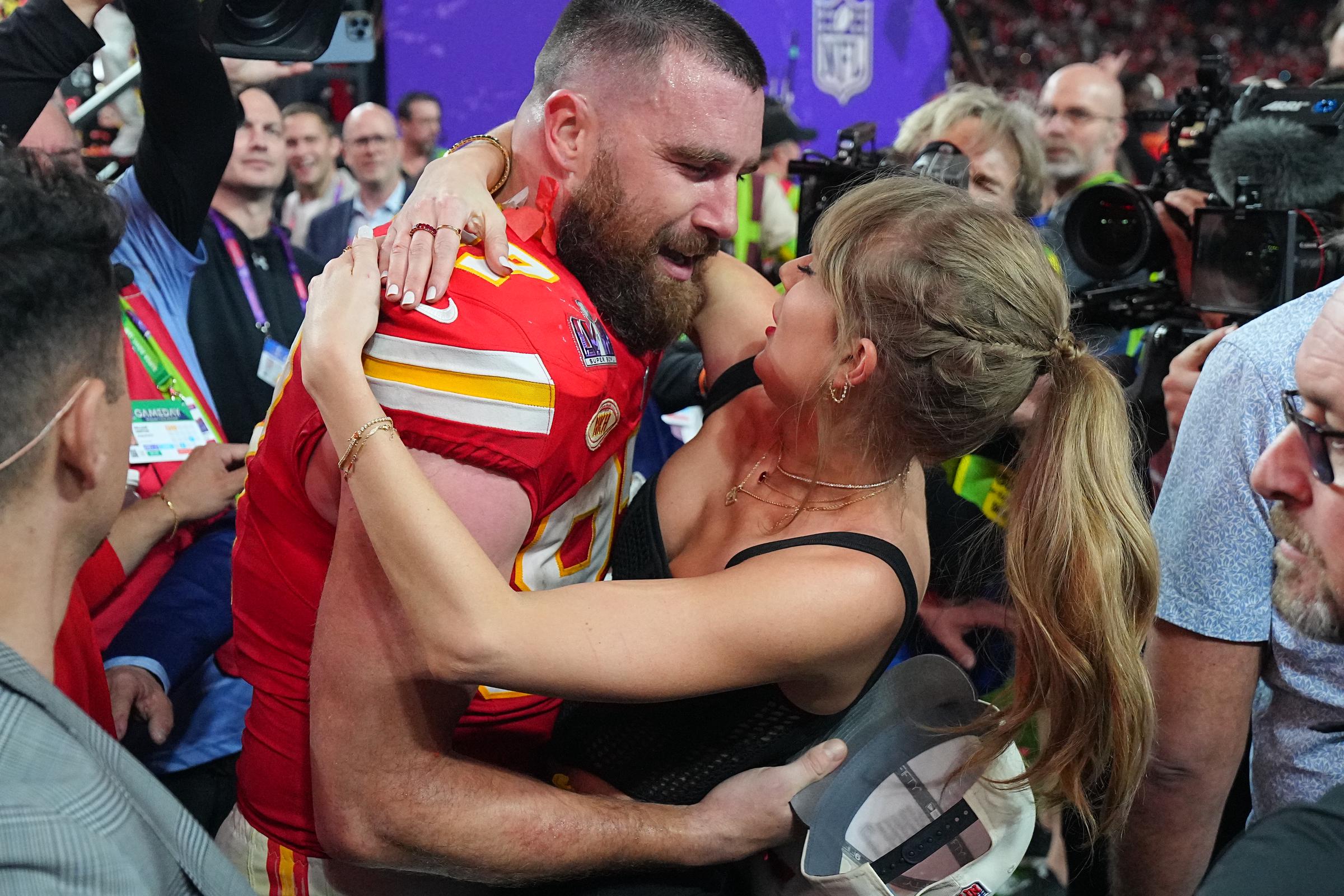 Travis Kelce kisses Taylor Swift after the Chiefs' win over the 49ers at Allegiant Stadium on February 11, 2024 | Source: Getty Images