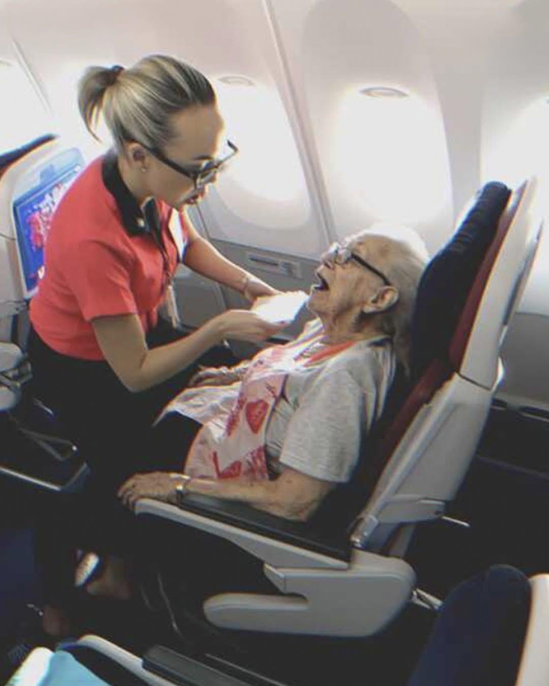 A Flight Attendant Saved a 62-Year-Old Business-Class Woman’s Life – 2 Years Later, She Received a Christmas Gift from Her as a Reward