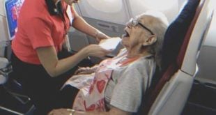 A Flight Attendant Saved a 62-Year-Old Business-Class Woman’s Life – 2 Years Later, She Received a Christmas Gift from Her as a Reward