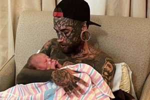 Dad with a body fully covered in tattoos decides to transform his appearance for his daughter’s sake