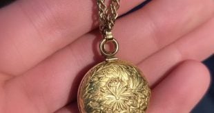 Elderly Lady Spots Late Mother’s Necklace in Flea Market – “I’ll Pay Double,” and Suddenly Hears a Sound