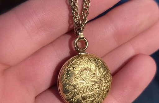 Elderly Lady Spots Late Mother’s Necklace in Flea Market – “I’ll Pay Double,” and Suddenly Hears a Sound