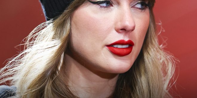 'Have Some Respect': Users Slam Taylor Swift for Her Behavior Toward Mom Andrea