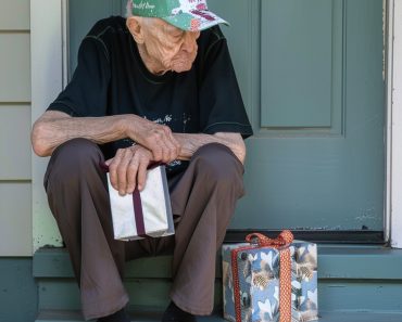 Lonely Old Man Invites Family to Celebrate His 93rd Birthday, but Only a Stranger Shows Up