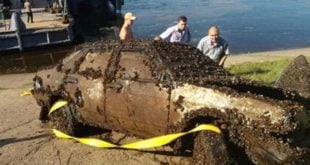 Man stumbles upon a car at the bottom of the river and calls the police