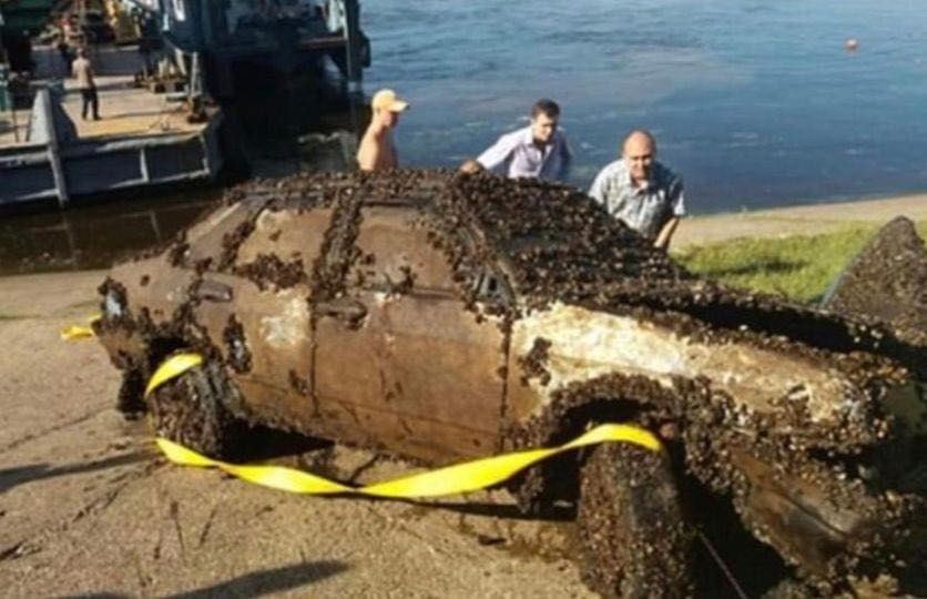 Man stumbles upon a car at the bottom of the river and calls the police