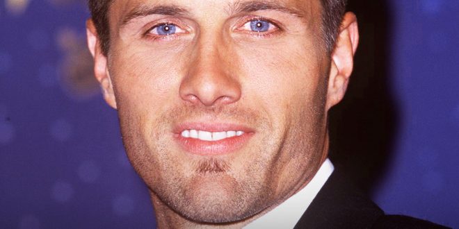 Users Stunned by How This '90s Heartthrob with Eyes Like 'Crystals' Looks at 61 – He Ages Naturally with Gray Hair