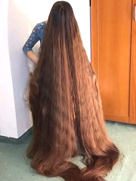 (VIDEO) WATCH: Woman cuts her hair for the first time in 25 years – here’s what she looks like today