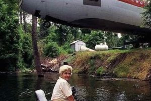 Woman Transforms a Plane Into a Stunning Home!