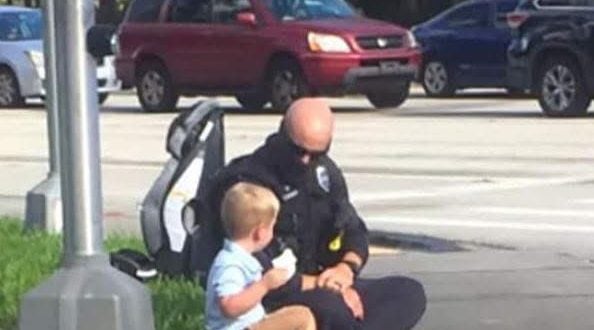 Woman feels the urge to share police officer’s heartwarming act of kindness after car crash