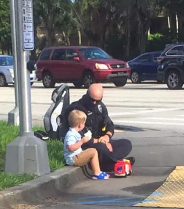 Woman feels the urge to share police officer’s heartwarming act of kindness after car crash