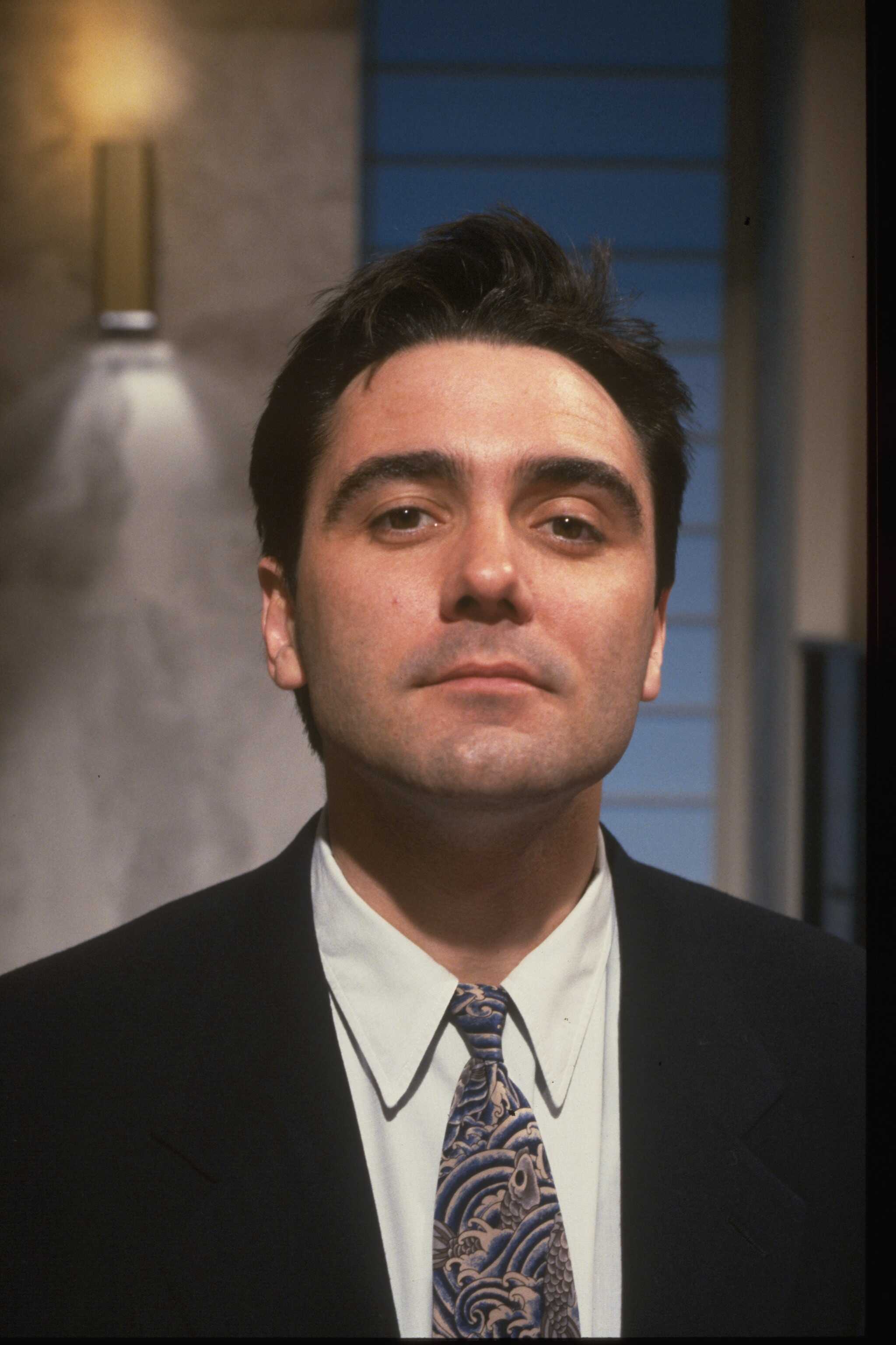 Tony Slattery on the set of the talk show "Clive Anderson Talks Back" circa 1992. | Source: Getty Images