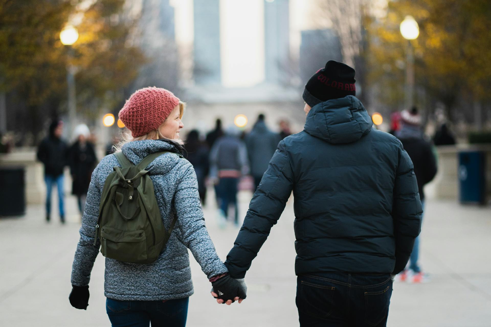 A couple walking together | Source: Pexels