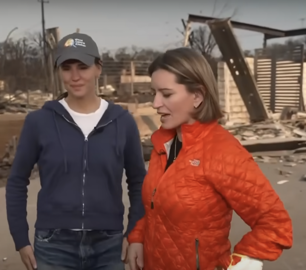 Jennifer Garner and a reporter during an interview | Source: YouTube/MSNBC