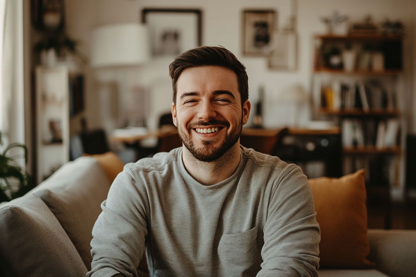 A smiling man on a sofa | Source: Midjourney