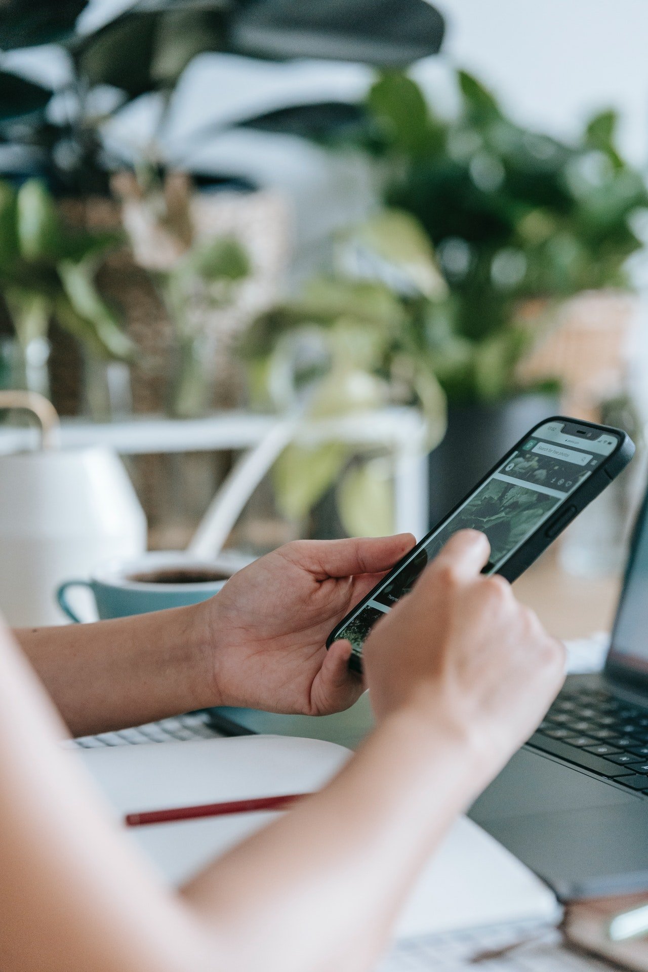 Dad called me unexpectedly while I was working. | Source: Pexels