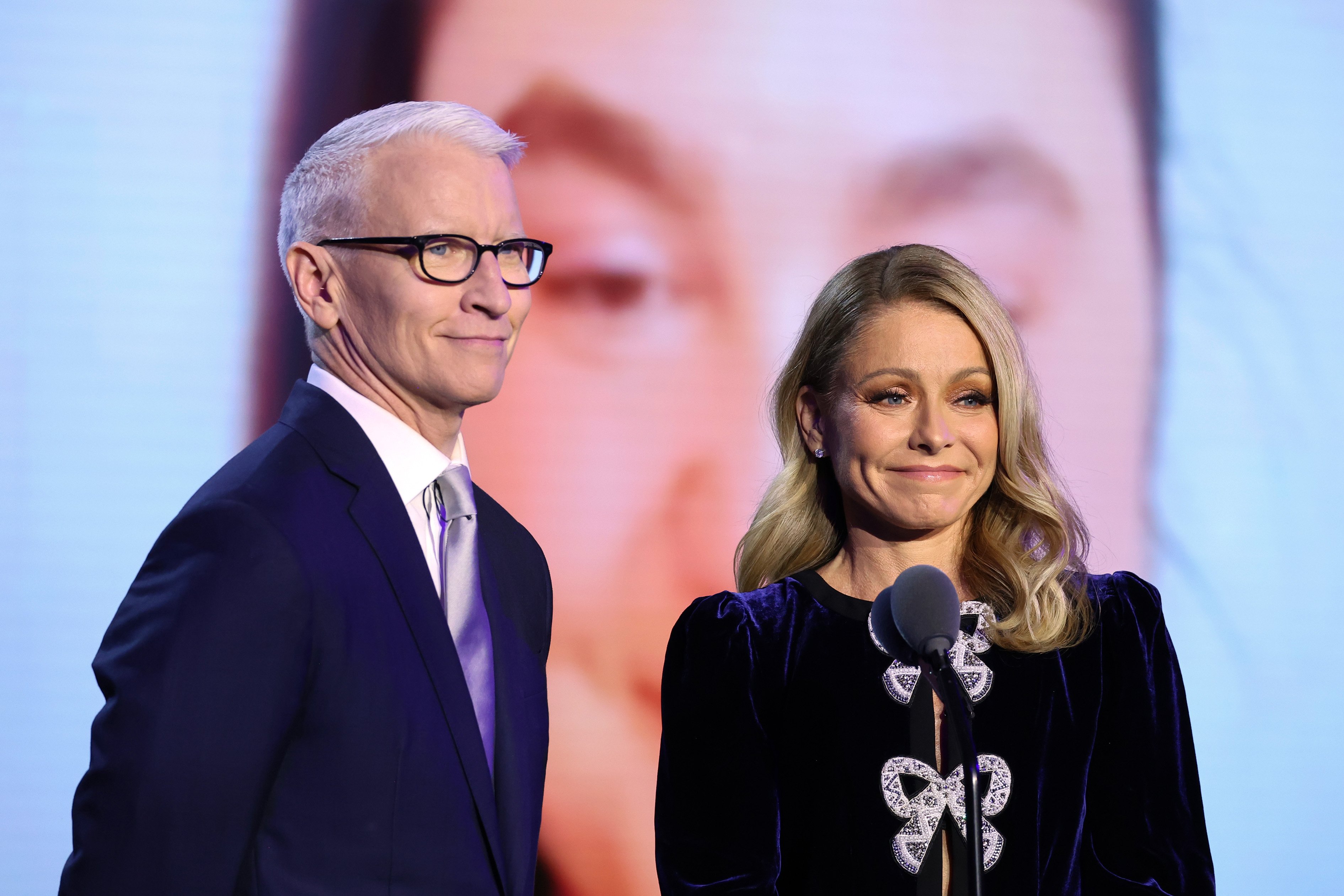 Anderson Cooper and Kelly Ripa speak onstage during the 16th annual CNN Heroes: An All-Star Tribute at the American Museum of Natural History in New York City, on December 11, 2022 | Source: Getty Images