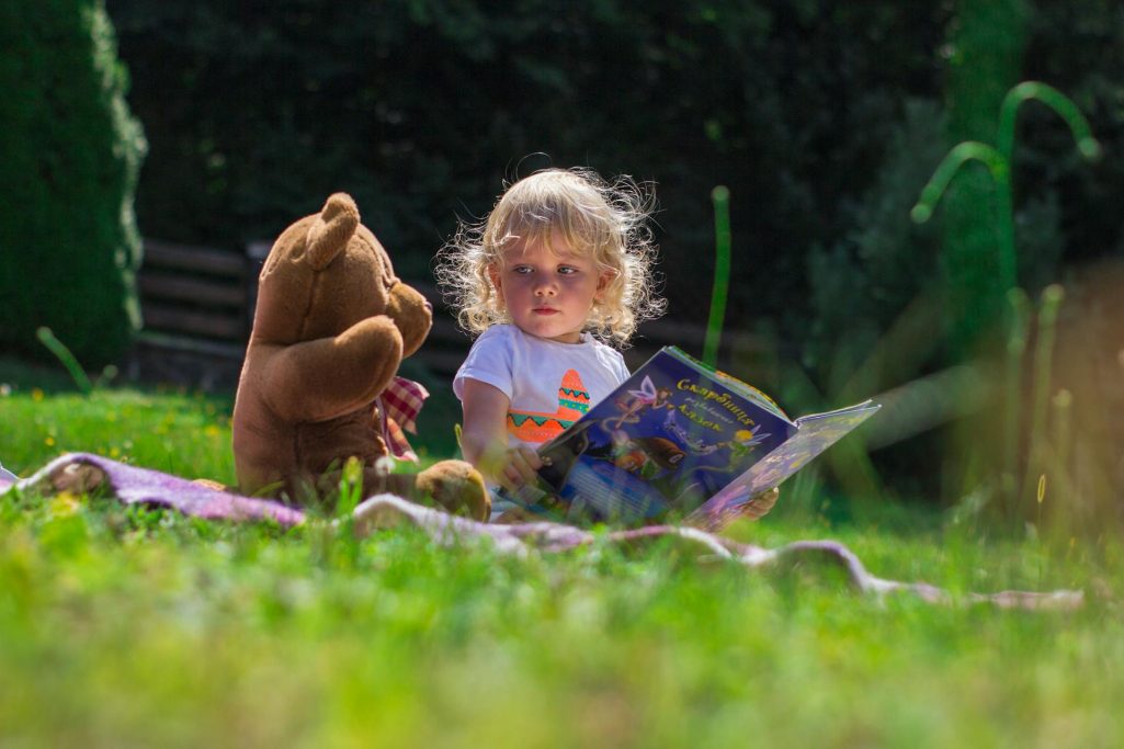 A child looking at a book | Source: Pexels