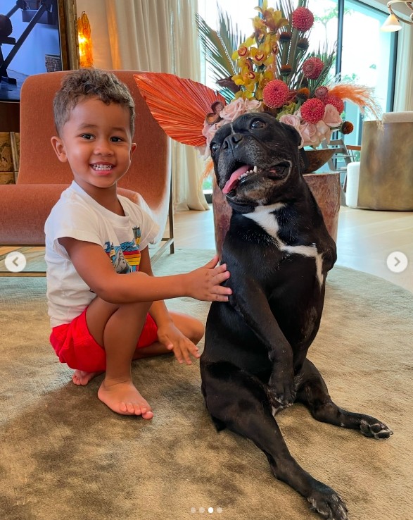 Miles Theodore Stephens bonding with his family's late dog, Penny, in a post dated January 26, 2025 | Source: Instagram/chrissyteigen