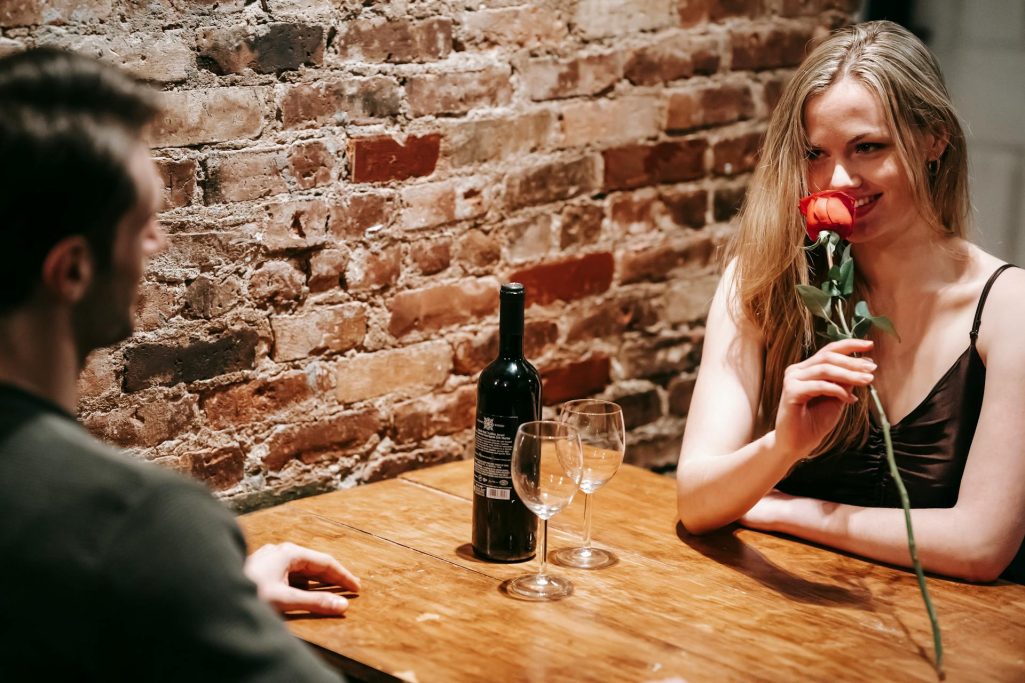 A couple in a restaurant | Source: Pexels