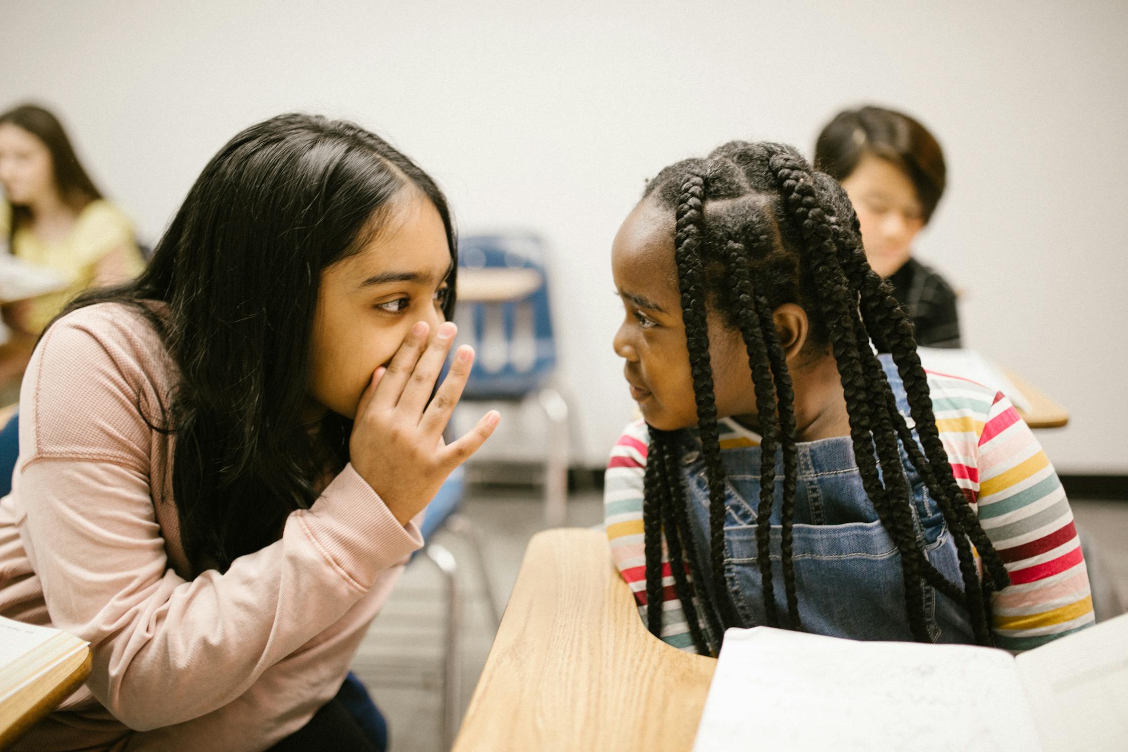 Two girls whispering | Source: Pexels