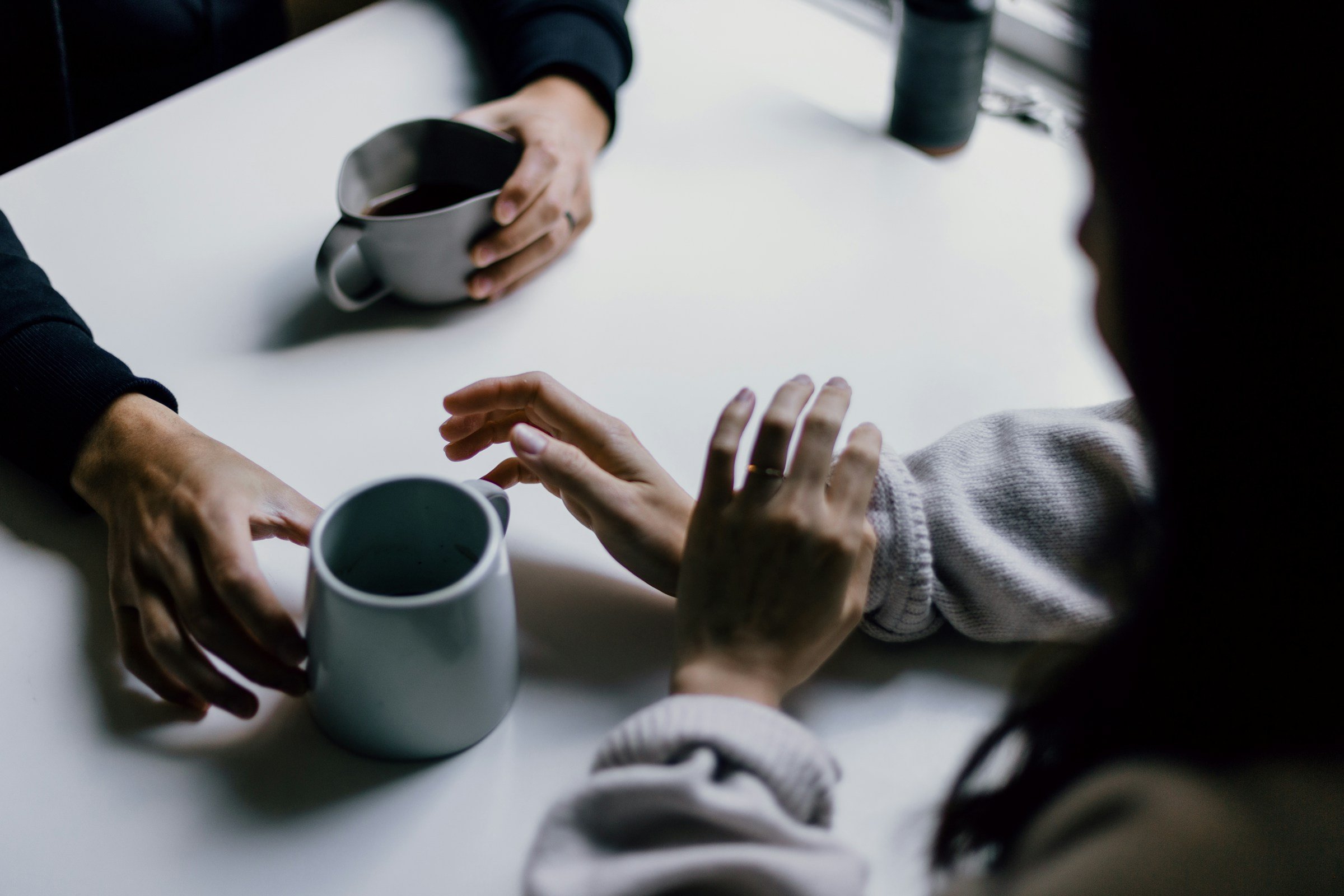 A couple sitting down and talking to each other | Source: Unsplash