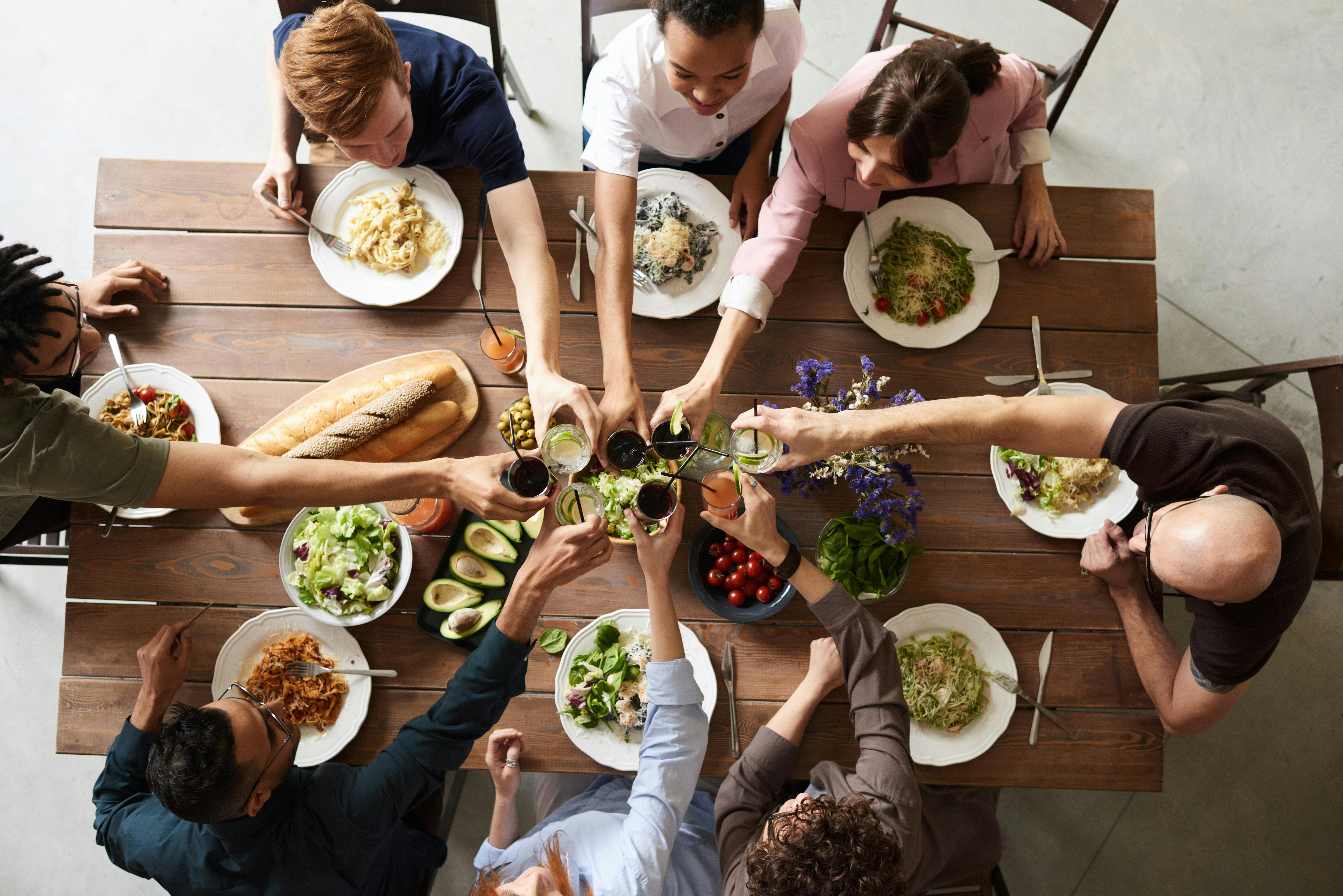 A large family enjoying dinner together | Source: Pexels