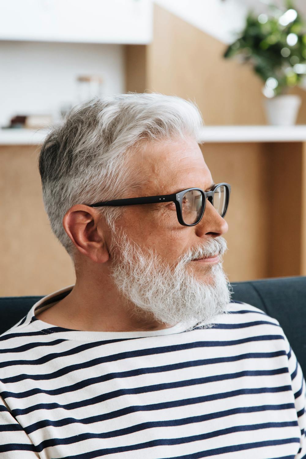 A mature man with glasses ⏐ Source: Pexels