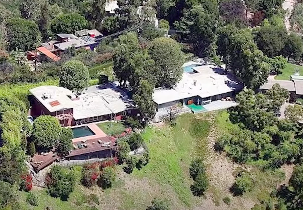 An angle of Jack Nicholson's Mulholland Drive mansion in Los Angeles, California in 2022. | Source: Youtube/Famous Entertainment