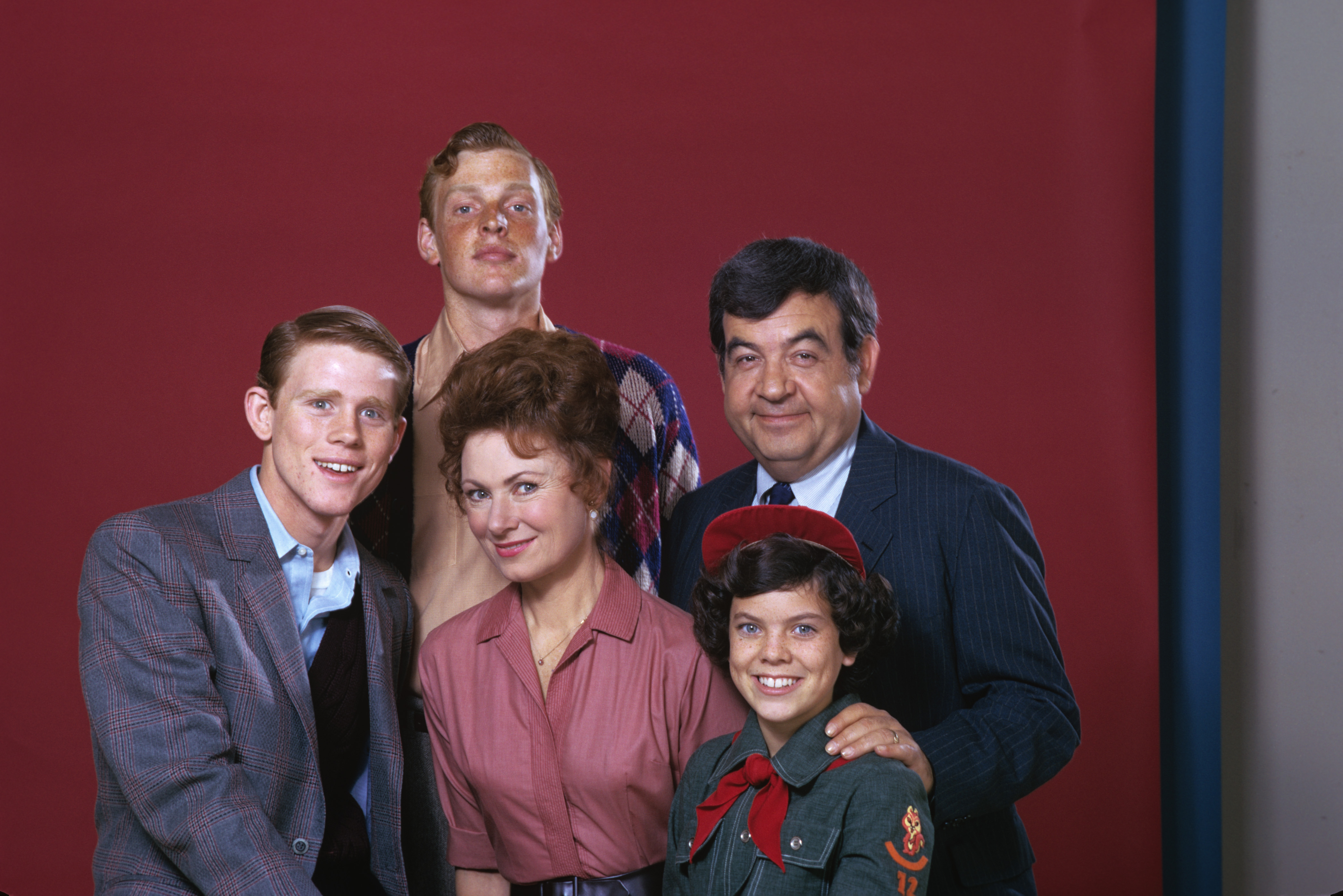 Ron Howard, Marion Ross, Tom Bosley, Erin Moran, and Gavan O'Herlihy on the set of "Happy Days," 1974 | Source: Getty Images