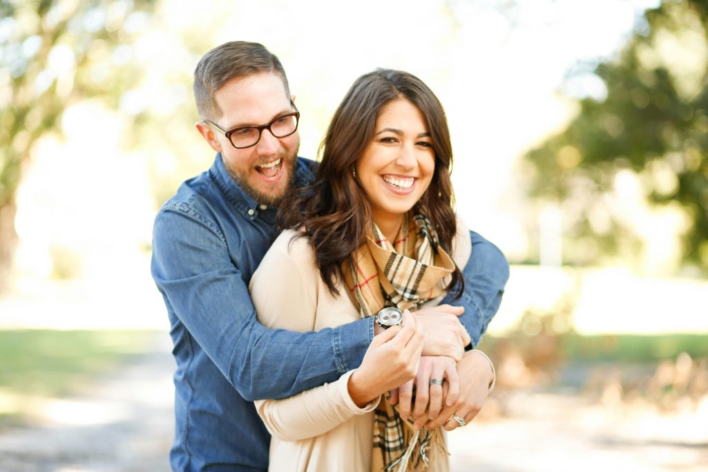 A happy couple in an embrace | Source: Pexels