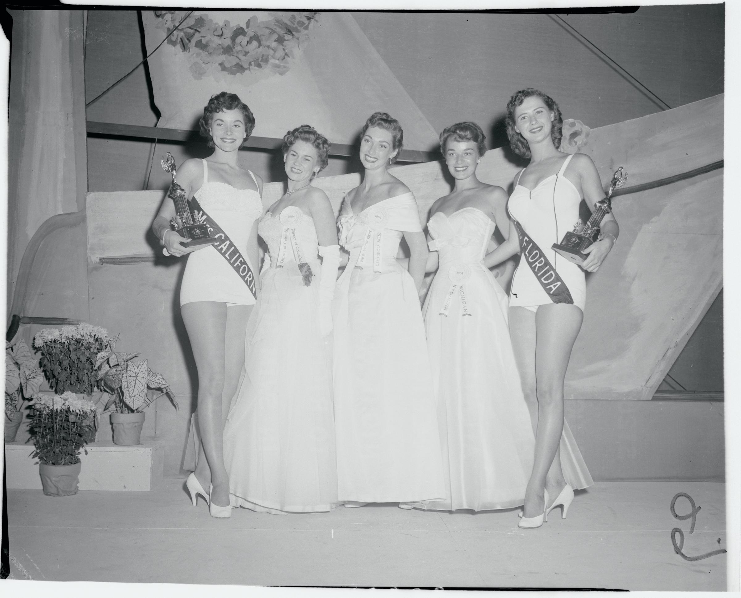 The beauty queen and the other Miss America Preliminary Rounds winners circa 1955. | Source: Getty Images