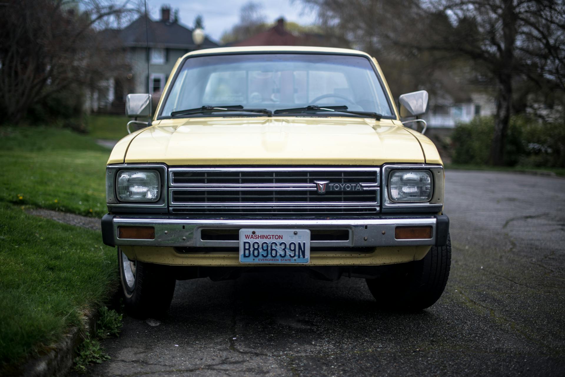 A car parked outside a house | Source: Pexels