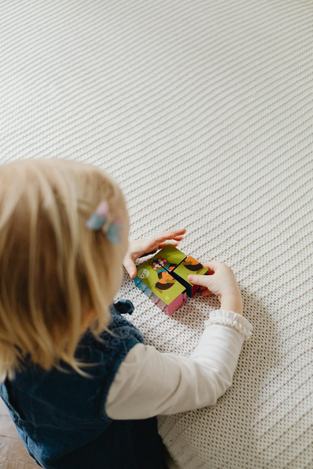 A girl playing with building blocks | Source: Pexels