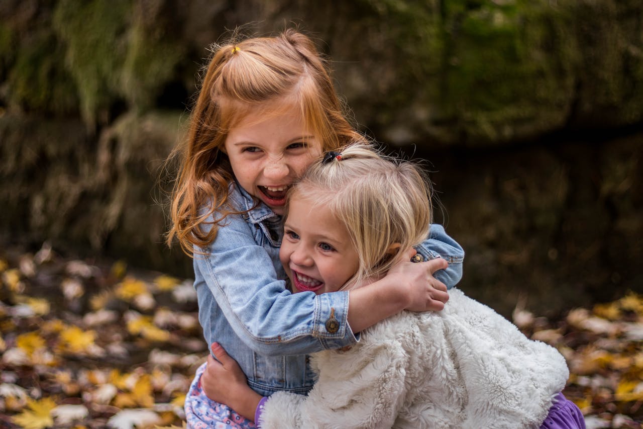 Two little girls hugging each other | Source: Pexels