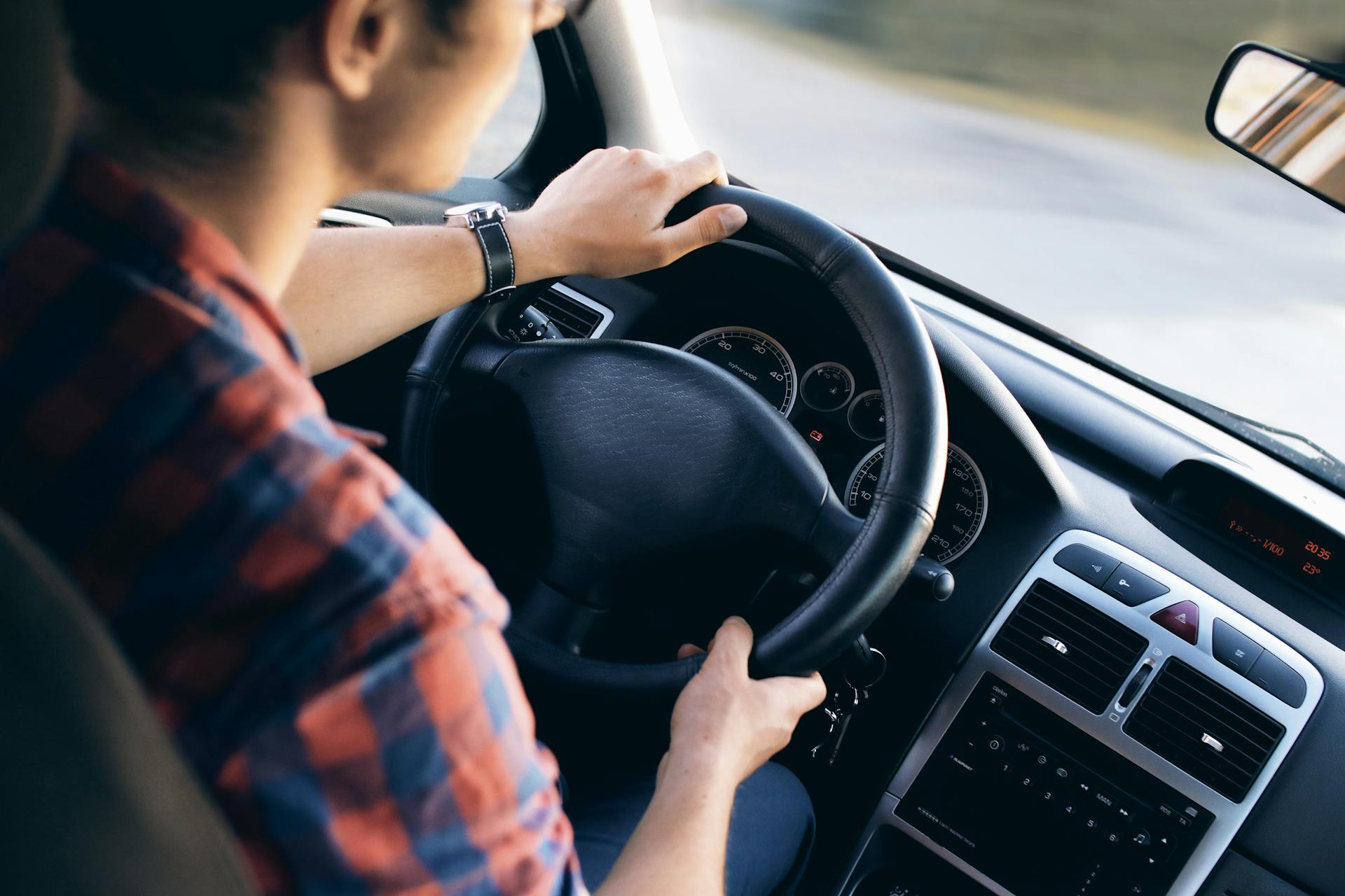 A man driving a car | Source: Pexels