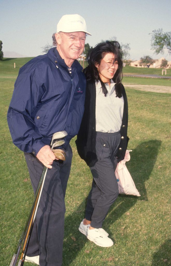 Gene Hackman and Betsy Arakawa attend the Mission Hills Celebrity Sports Invitational in Rancho Mirage, California, on November 30, 1991 | Source: Getty Images