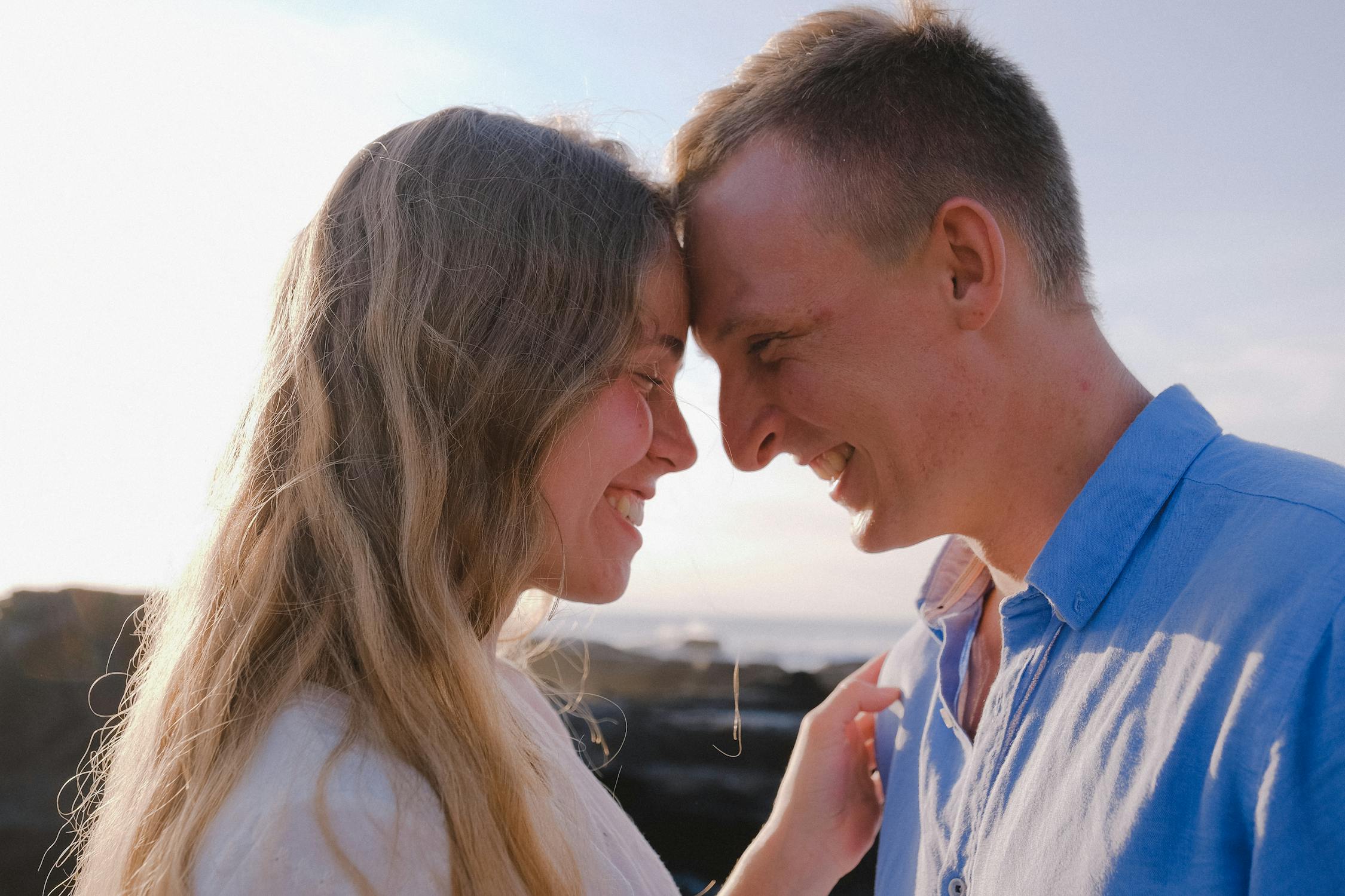 A happy couple outside | Source: Pexels