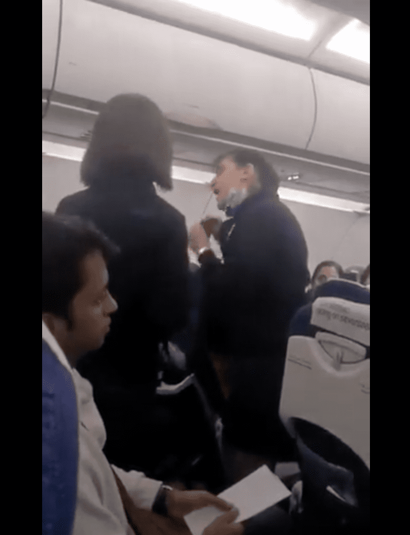 The female flight attendant from IndiGo airline alongside her colleague | Source: Twitter.com/shukla_tarun