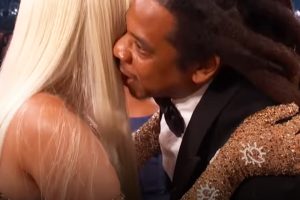 Lip Reader Reveals What Jay-Z Whispered in Beyoncé’s Ear After She Won a Grammy