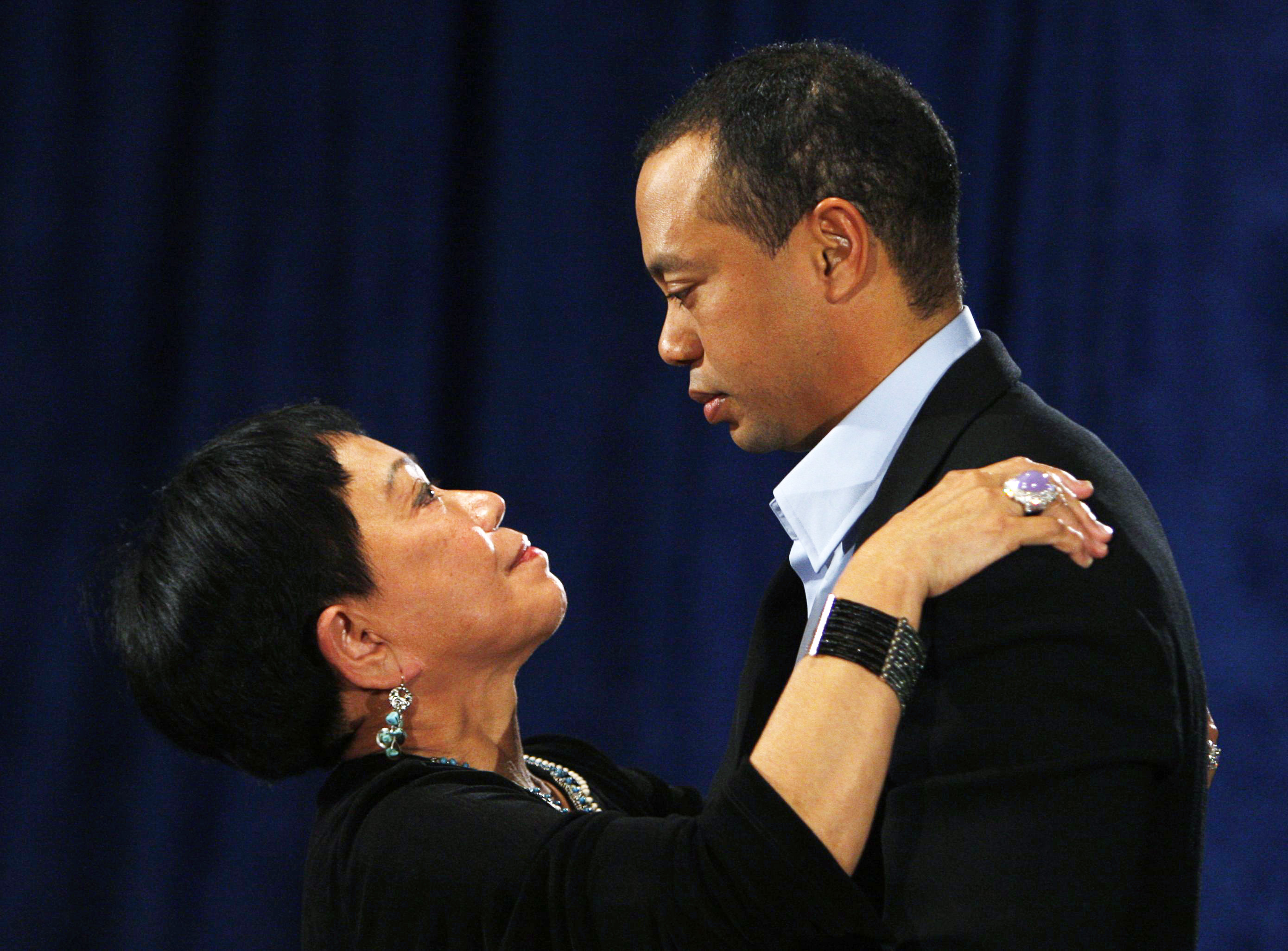 Tiger Woods hugs his mother, Kultida, after speaking at TPC Sawgrass on February 19, 2010 | Source: Getty Images