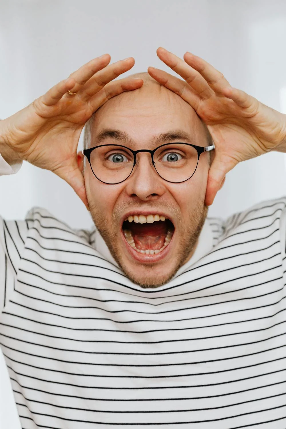 A shouting man wearing glasses | Source: Pexels