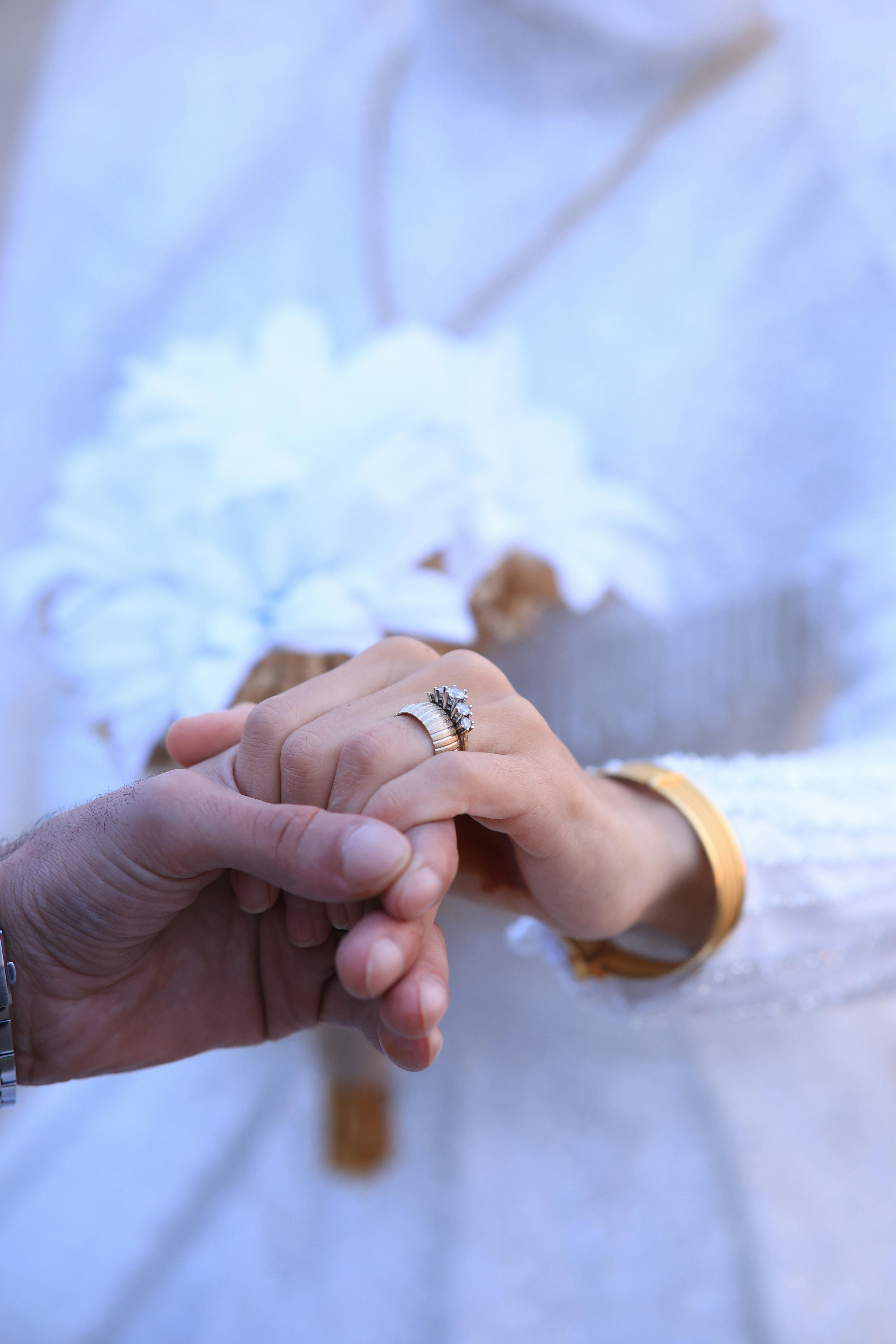 Newlyweds holding hands | Source: Pexels