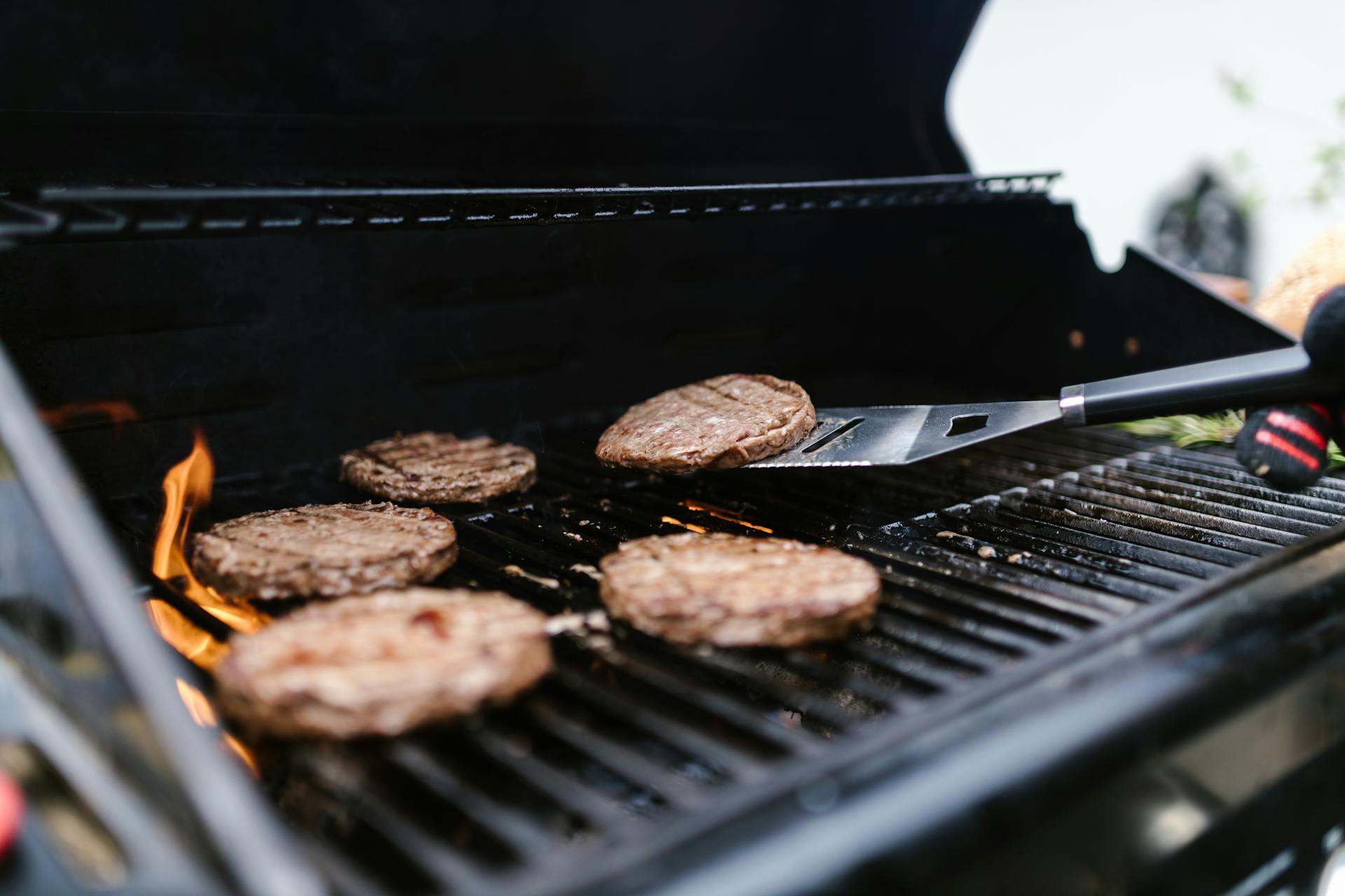 Burgers on a grill | Source: Pexels