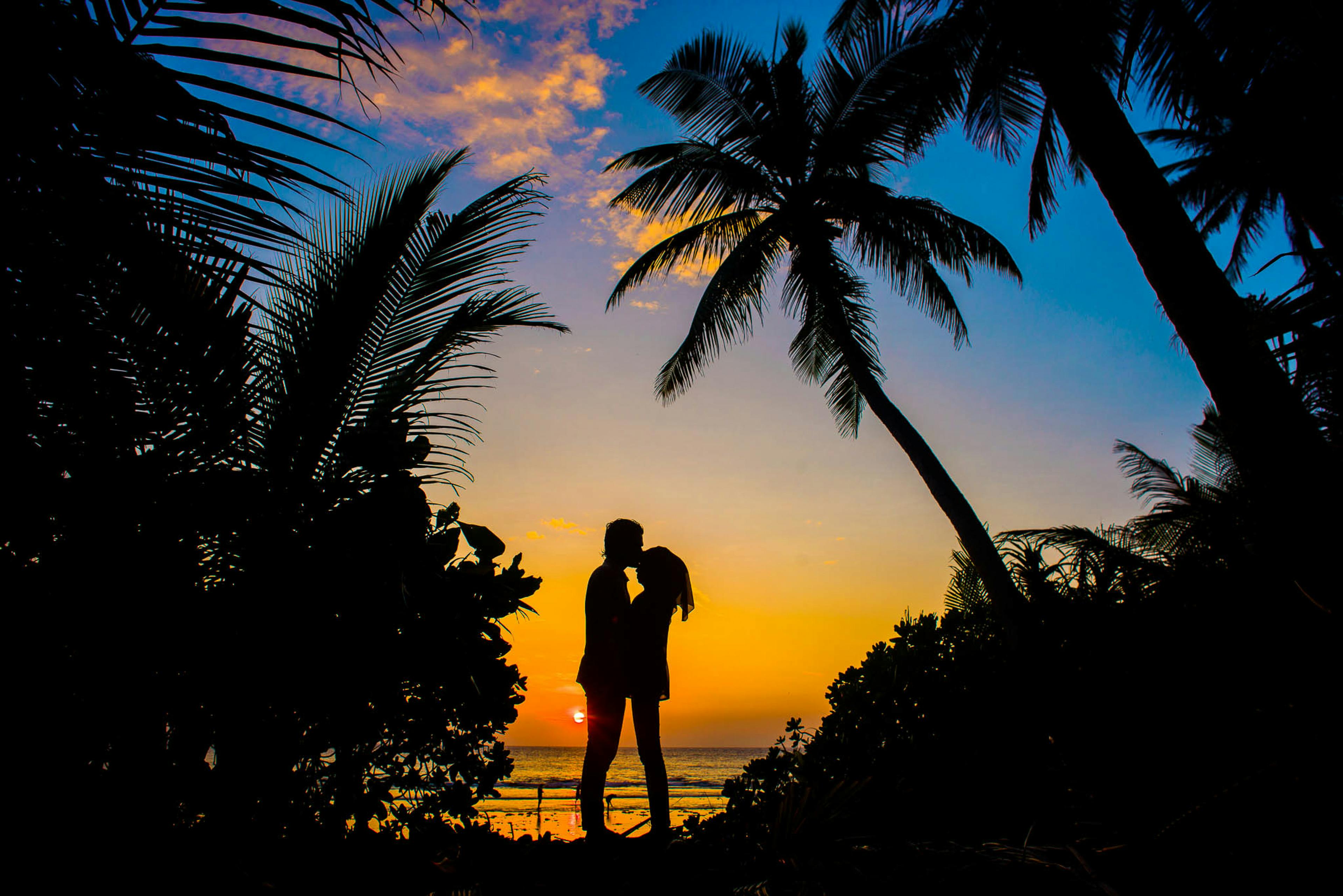 Silhouette of Man and Woman Kissing | Source: Pexels