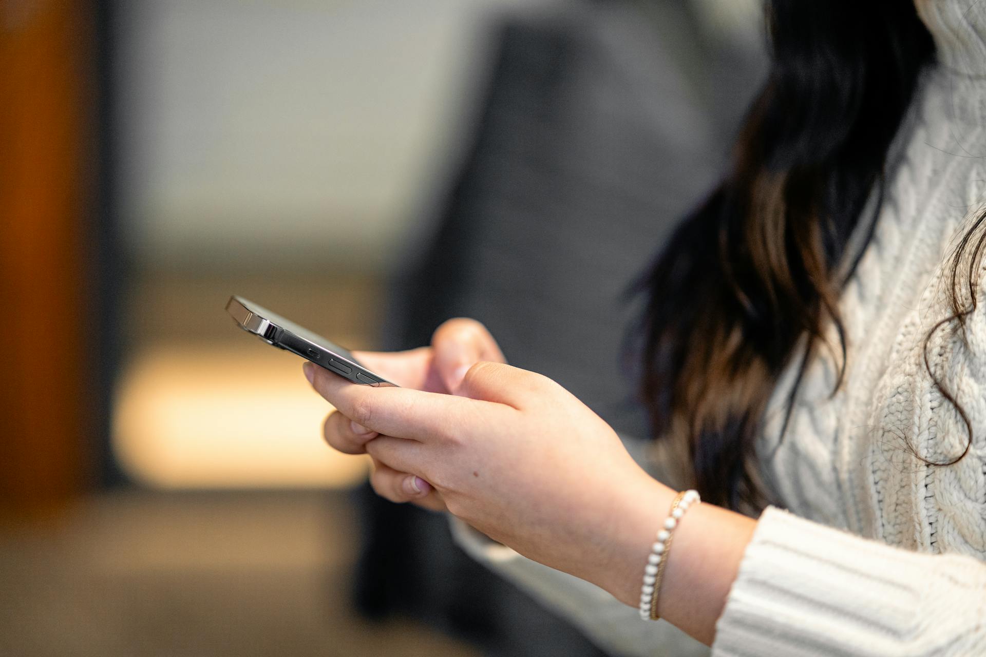 A woman holding her phone | Source: Pexels