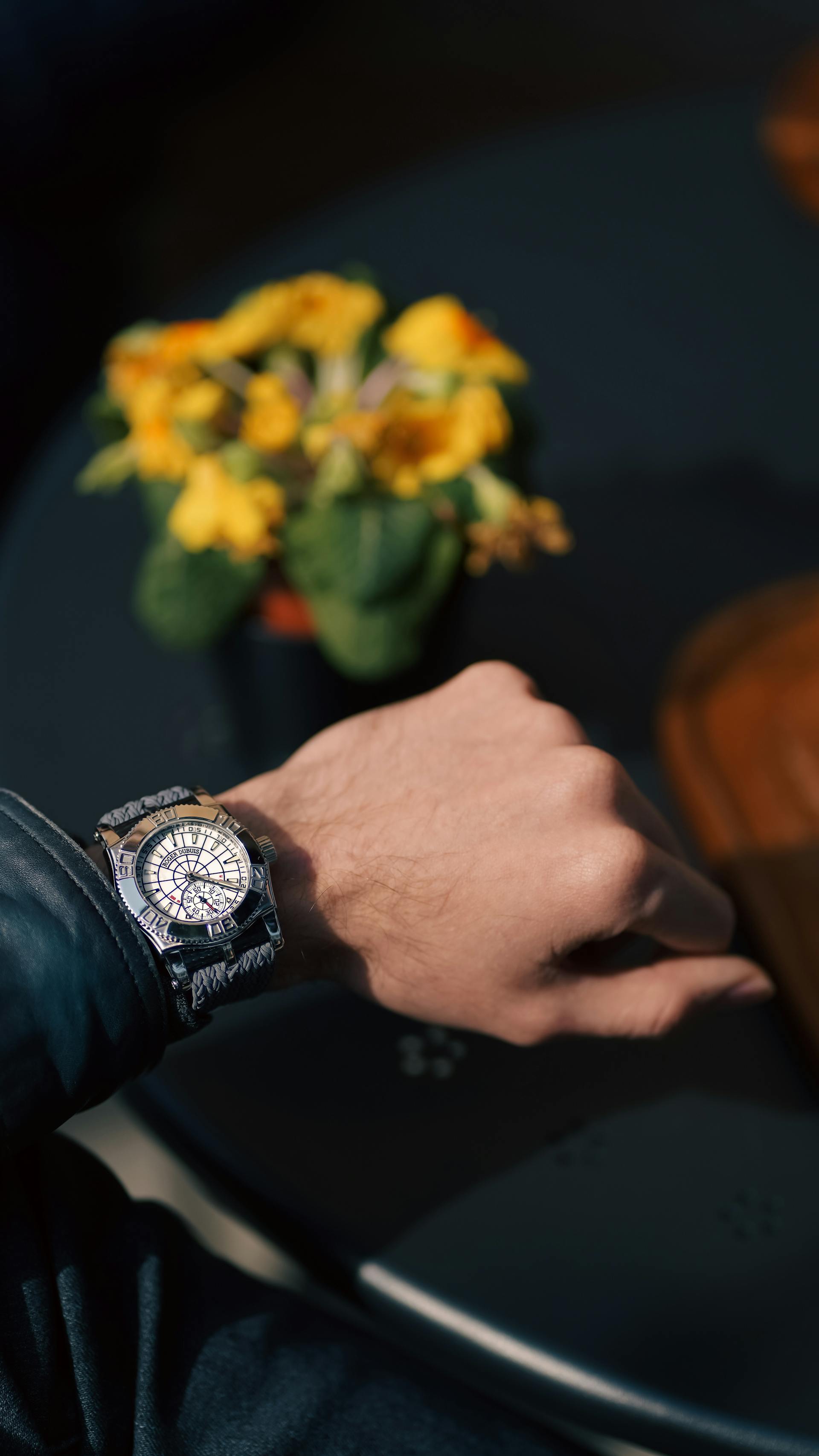 A close-up of a watch on a man's wrist | Source: Pexels